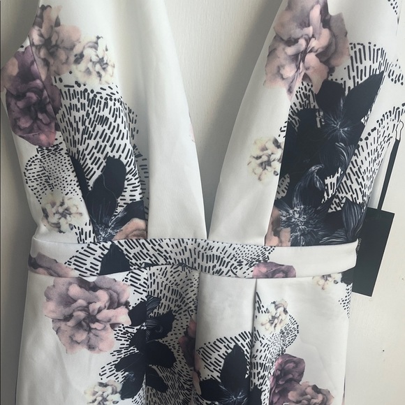 Lulu's Elegant Floral V-Neck Romper Size Medium - Picture 4 of 11